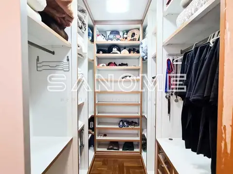 Closet com prateleiras e cabideiro para roupas
