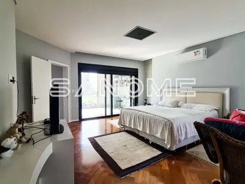 Quarto amplo com cama de casal e varanda integrada