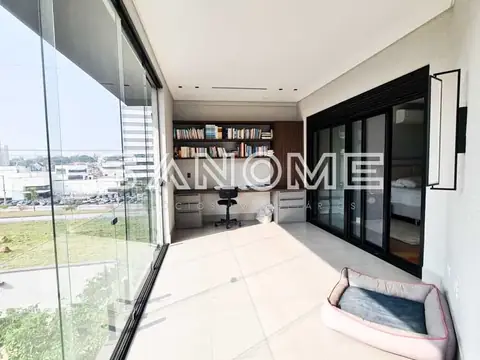 Varanda com vista para cidade e estante de livros