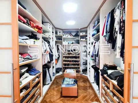 Closet organizado com prateleiras e cabideiro