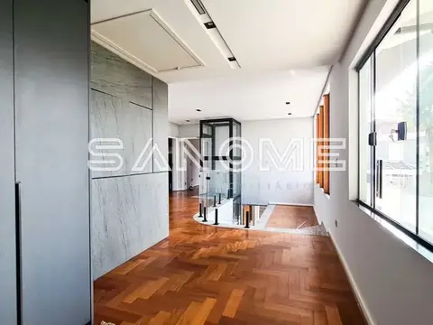 Corredor com piso de madeira em padrão espinha de peixe