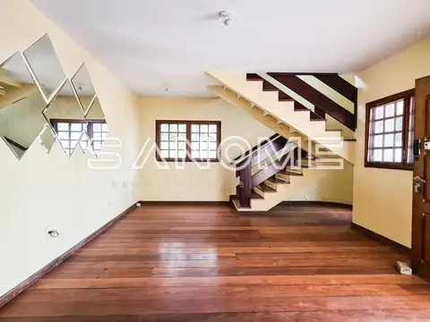 Sala com escada e piso de madeira