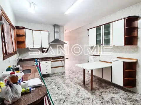 Cozinha ampla com bancada e mesa de refeições