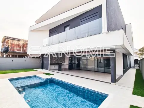 Área externa com piscina e terraço