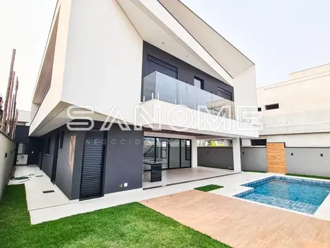 Casa moderna com piscina e área externa