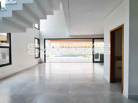 Sala ampla com pé direito duplo e porta integrada