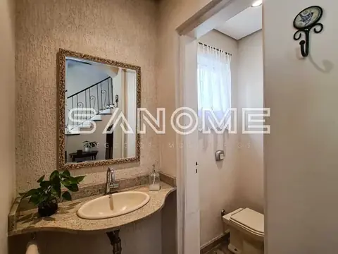 Banheiro com pia, espelho e vaso sanitário