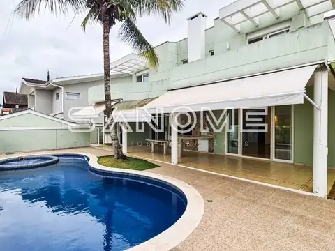 Área externa com piscina e cobertura