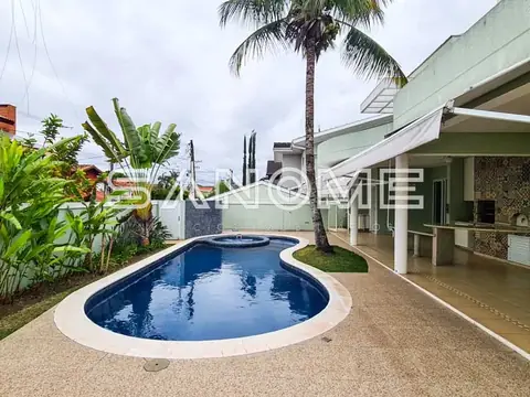 Área externa com piscina e pergolado