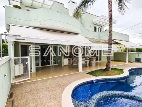Área externa com piscina e churrasqueira