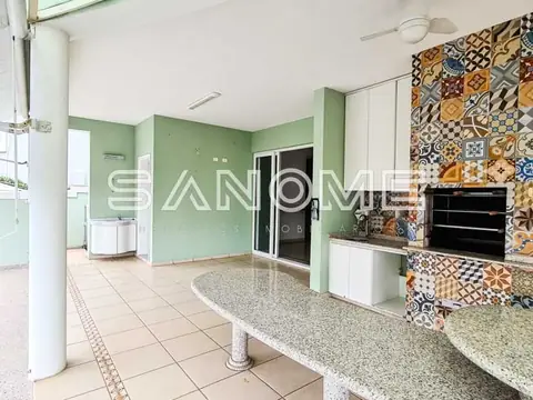 Cozinha com bancada de granito e parede verde