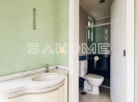 Banheiros com pia, vaso sanitário e azulejos
