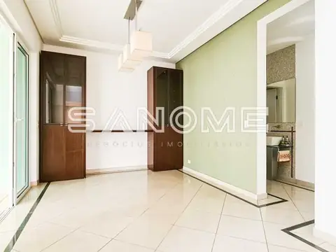 Sala com parede verde e porta de madeira escura