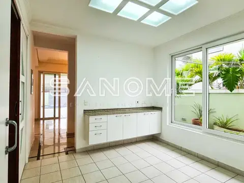 Cozinha com bancada e janelas para área externa