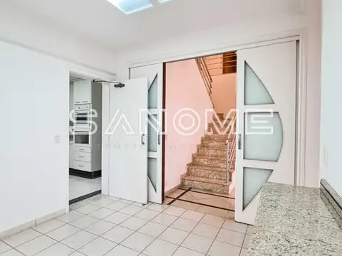 Cozinha com acesso à escada interna