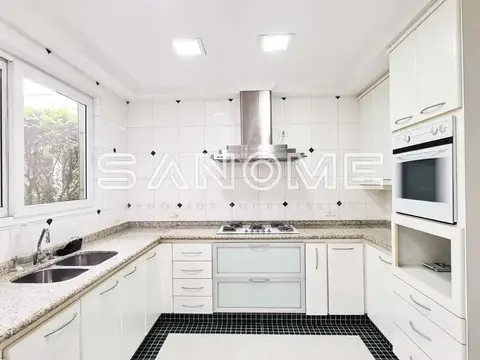Cozinha planejada com bancada em granito e eletroportáteis
