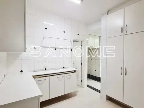 Banheiro com bancada dupla e box de vidro