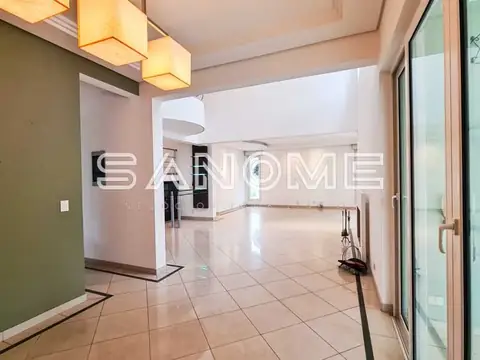 Sala ampla com piso em cerâmica e iluminação pendente