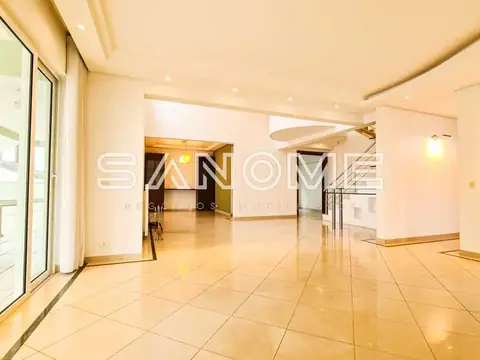 Sala ampla com piso em cerâmica e iluminação embutida