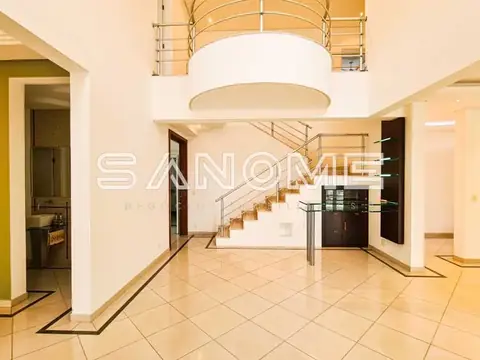 Sala de estar com escada caracol e piso em cerâmica