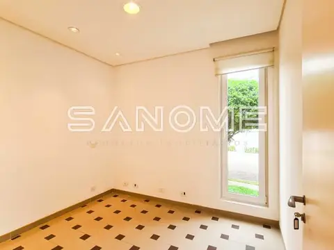 Quarto com piso em madeira e janela