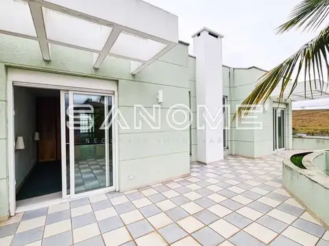 Terraço com piso em cerâmica e cobertura de vidro