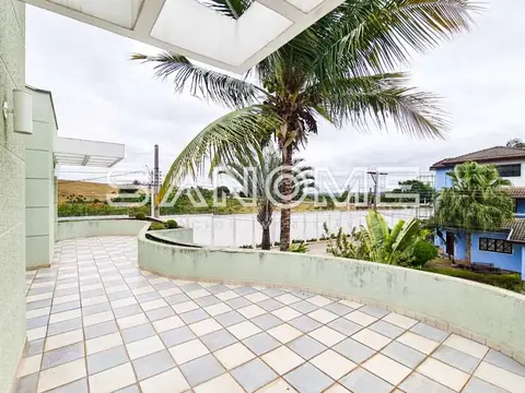 Terraço com piso de cerâmica e palmeira