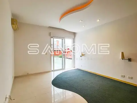 Sala com piso em cerâmica e porta de vidro