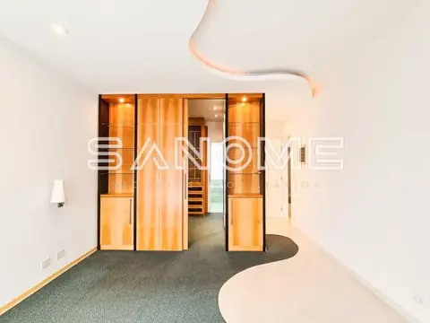 Sala com guarda-roupa espelhado e cortinas laranja