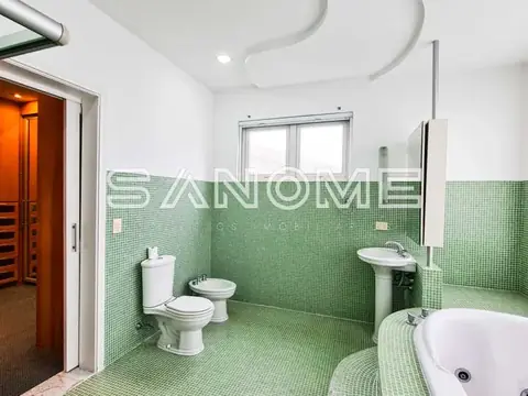 Banheiro com revestimento em pastilhas verdes
