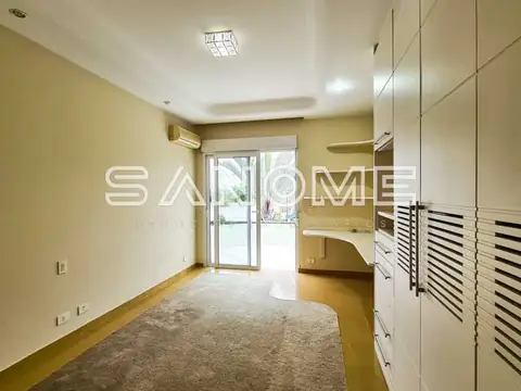 Cozinha planejada com bancada e armários brancos