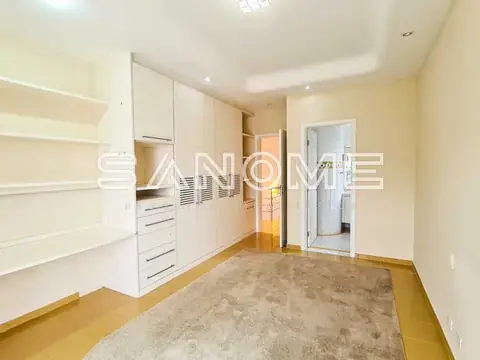 Closet amplo com armários planejados brancos