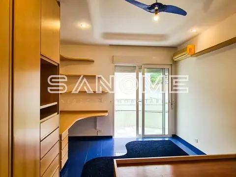 Quarto com closet planejado e piso azul