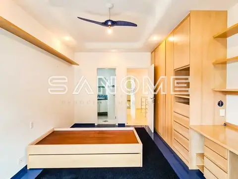 Quarto com cama estilo plataforma e armários planejados