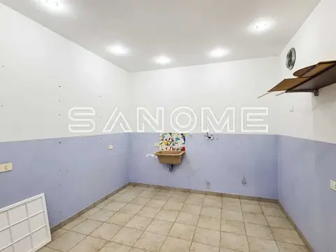 Cozinha vazia com paredes azuis e brancas