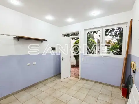 Cozinha com parede azul e porta para área externa