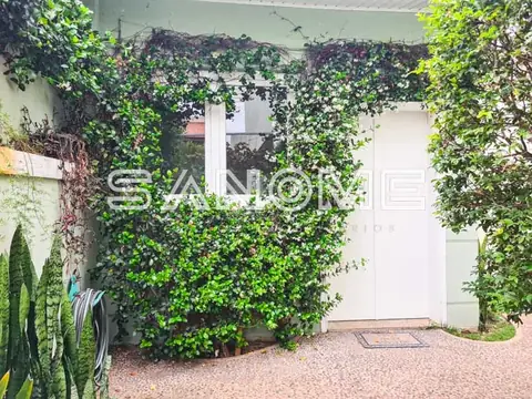 Fachada de casa com trepadeiras verdes