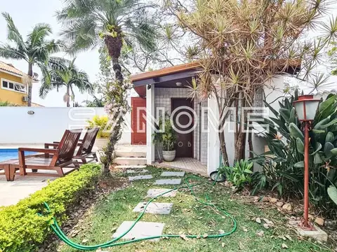 Casa térrea com fachada branca e entrada frontal