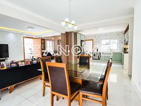 Sala de jantar com mesa de madeira e cadeiras