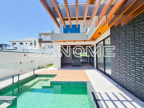 Área externa com piscina e cobertura de madeira