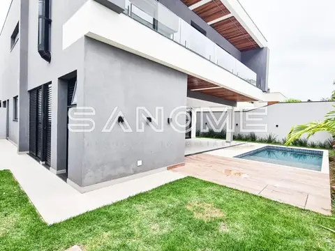 Casa moderna com área externa e piscina