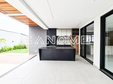 Sala integrada com cozinha e acesso à área externa