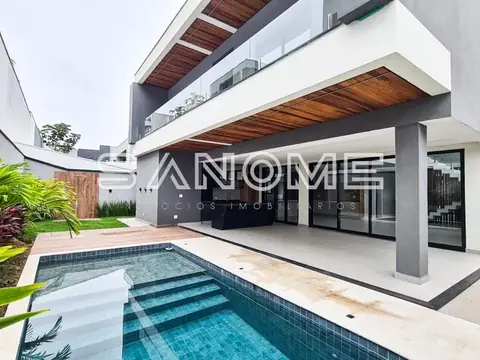 Casa moderna com piscina e área de lazer