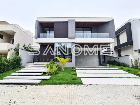 Casa moderna com fachada cinza e entrada ajardinada