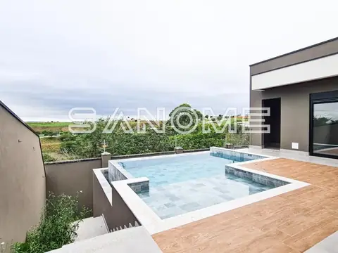 Área externa com piscina e deck em madeira
