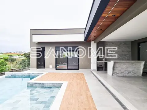 Área externa com piscina e deck de madeira
