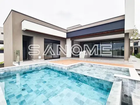Área externa com piscina e vista da fachada