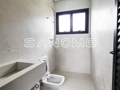 Banheiro com vaso sanitário e janela