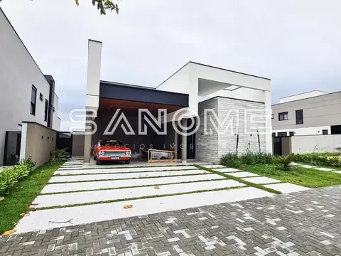 Fachada de casa moderna com garagem e carro estacionado