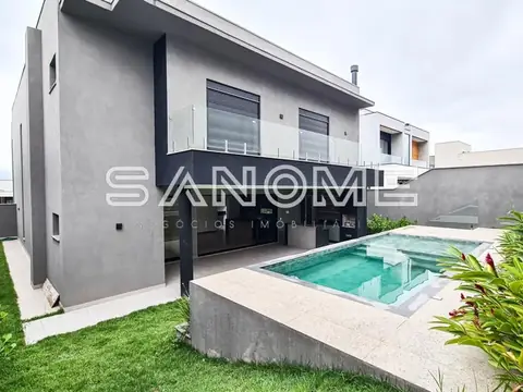 Casa moderna com piscina e área externa